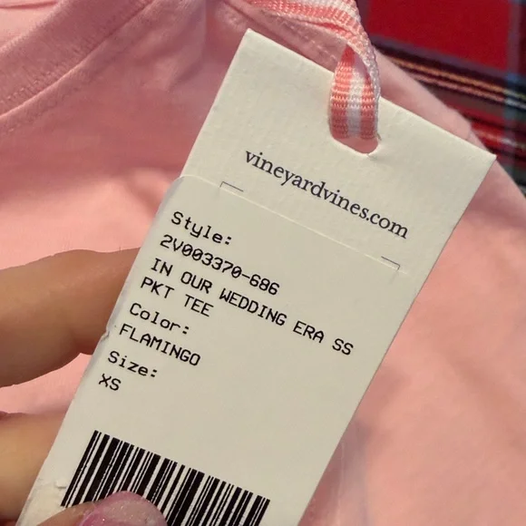 Vineyard Vines Flamingo Taylor&Travis IN OUR WEDDING ERA SS Pocket Tee ๐ - Picture 9 of 9